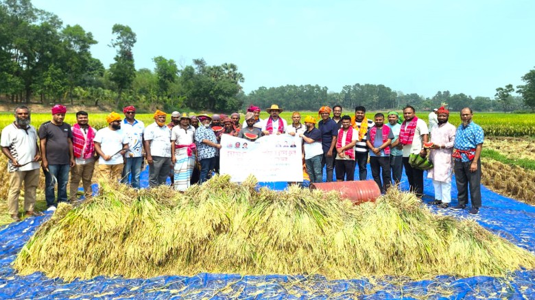 বৈশাখে মানবিকতার অনন্য দৃষ্টান্ত: গাজীপুরে কৃষকের ধান কেটে প