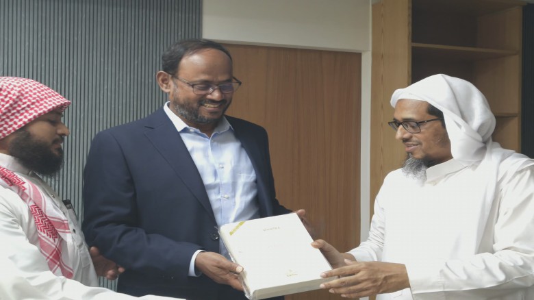প্রতিমন্ত্রী টুকুকে পবিত্র কুরআন উপহার দিলেন মুফতি হারুন ইজহ
