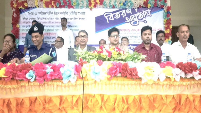 সখীপুরে শিক্ষার্থী নারী কৃষক ও প্রতিবন্ধীদের মাঝে উপকরণ বিতর