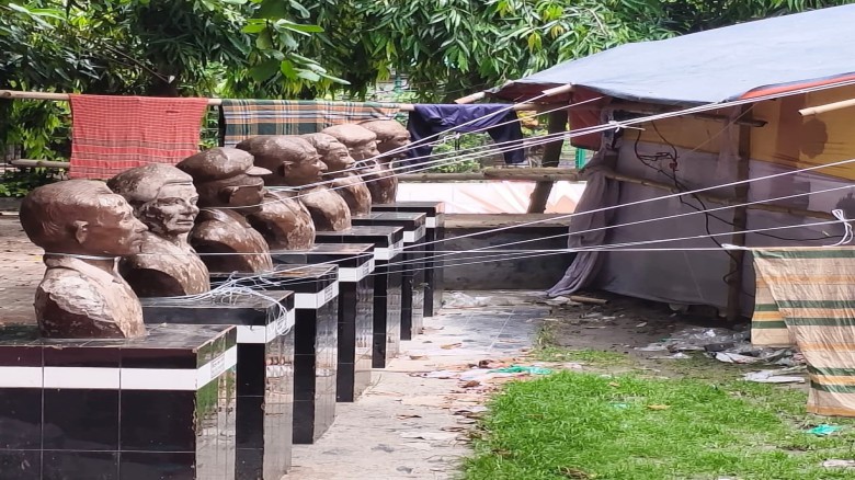 সাত বীর শ্রেষ্ঠর গলায় মেলার স্টলের দড়ি, সামাজিক যোগাযোগ মাধ্