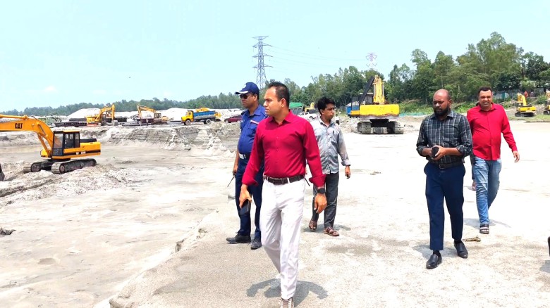 ভূঞাপুরে যমুনার নদীর চর কাটার মহোৎসব, প্রশাসনের অভিযান।। কার