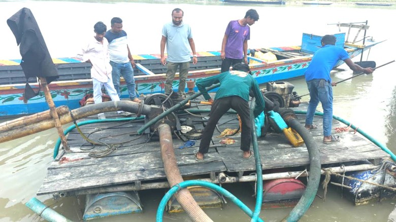 নাগরপুরে অবৈধ ড্রেজার অকেজো, জেল ও জরিমানা দণ্ড