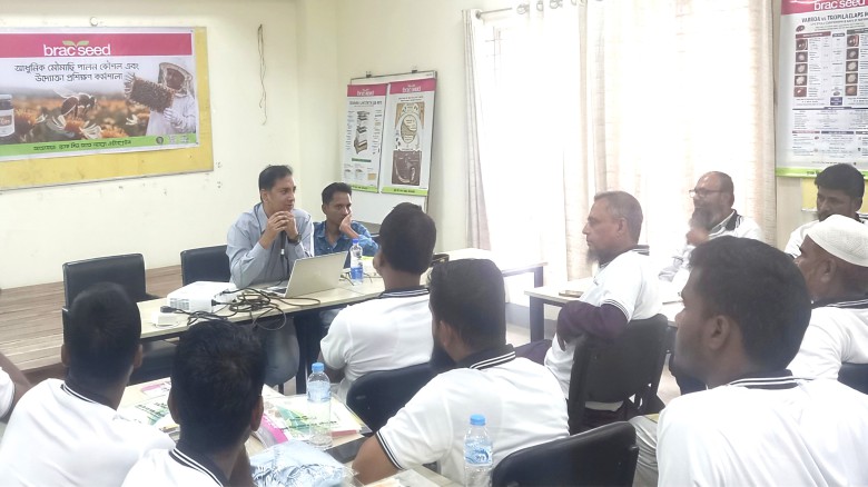 টাঙ্গাইলে আধুনিক মৌ-চাষ ও উদ্যোক্তা তৈরির লক্ষ্যে প্রশিক্ষণ...
