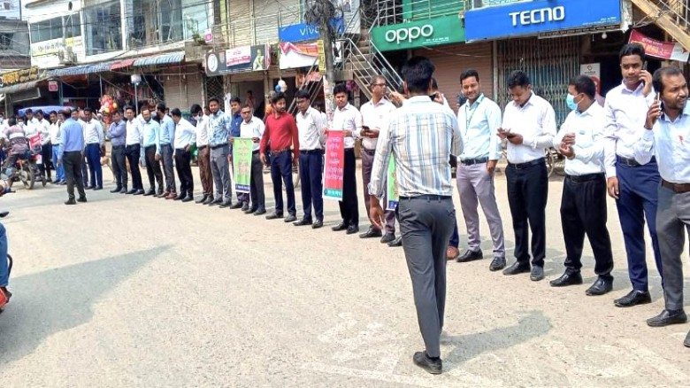সখীপুরে পেশার মর্যাদা রক্ষা্য দাবিতে মানববন্ধন...