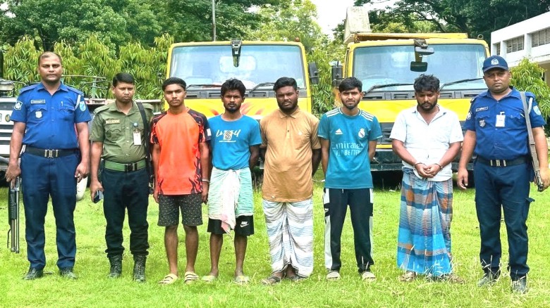টাঙ্গাইলে অবৈধ মাটি কাটার বিরুদ্বে অভিযান চালিয়ে ৫ জনকে আটক ও ৪টি যানবাহন জব্দ...