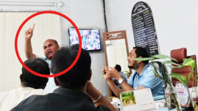 ভূঞাপুরে স্বাস্থ্য কর্মকর্তার সামনেই জলাতঙ্কের টিকা না দেয়ার
