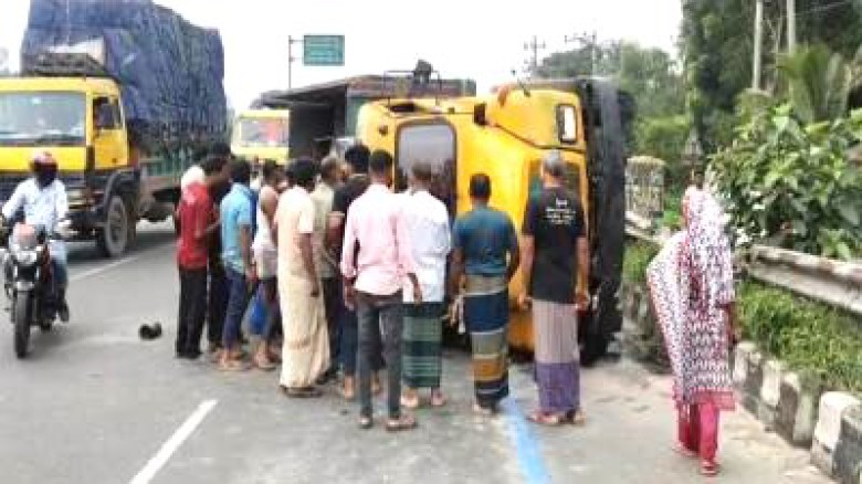 টাঙ্গাইলে মহাসড়কে ট্রাক উল্টে চালকের মৃত্যু