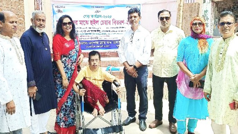 হুইল চেয়ার পেয়ে আনন্দিত প্রতিবন্ধী সজীব