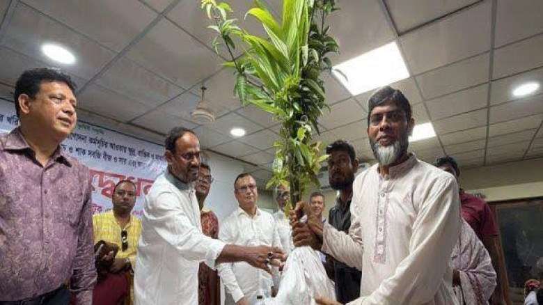 টাঙ্গাইলে কৃষকদের বিনামূল্যে বীজ , সার ও চারা প্রদান করলেন ম