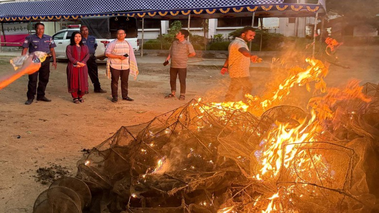 মধুপুরে ভ্রাম্যমান আদালতের অভিযানে নিষিদ্ধ চায়না জাল ধ্বংস