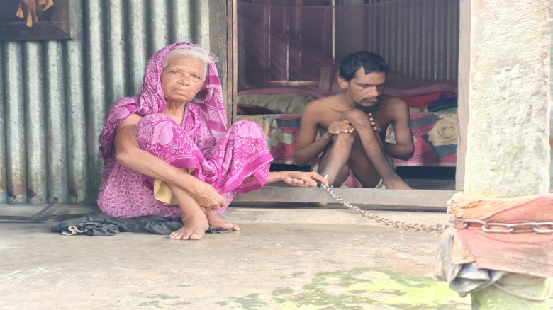 টাঙ্গাইলের ঘাটাইলে ৩০ বছর ধরে শিকলে বন্দি সন্তানকে ভিক্ষা কর