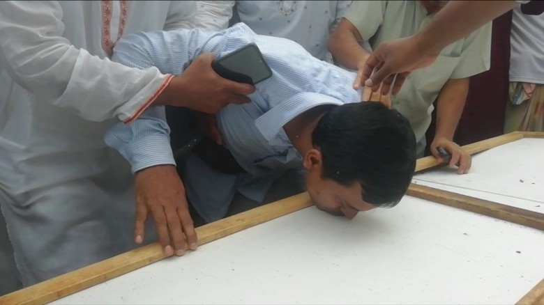 উত্তরায় বিমান বিধ্বস্ত: শেষ বিদায়ে মেয়ের কফিনে বারবার চুমু