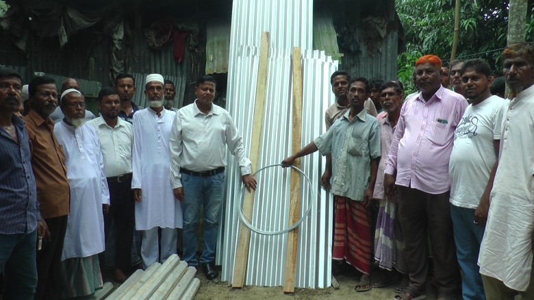ধনবাড়ীতে এক প্রতিবন্ধীকে নতুন ঘড় দিলেন কর্নেল আজাদ