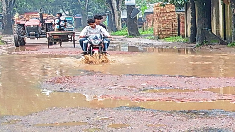 নরকের সড়ক সখীপুরে! দিনদিন বাড়ছে দুর্ভোগ