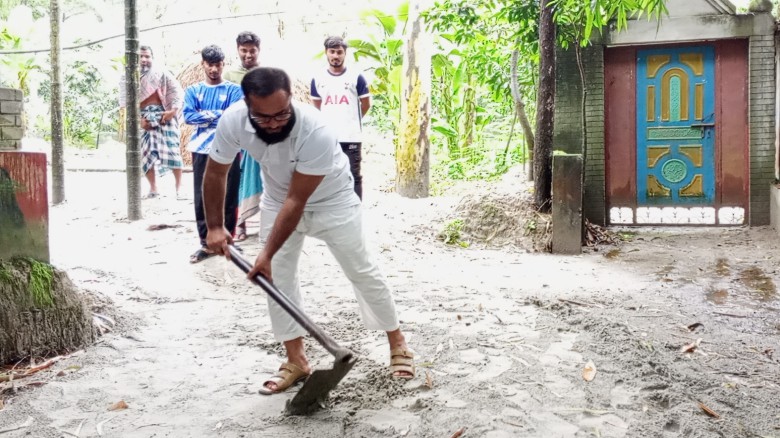 নিজ অর্থায়নে মসজিদের রাস্তা মেরামত করে প্রশংসায় ভাসছেন বিএনপ