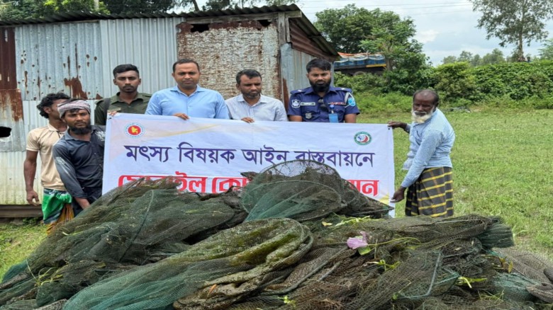 টাঙ্গাইলে ৪ লাখ টাকার দুয়ারী চায়না জাল পুড়িয়ে ধ্বংস