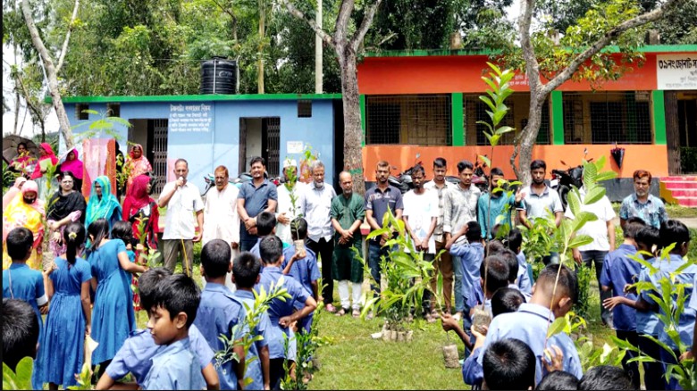 টাঙ্গাইলে বিভিন্ন স্কুল ও মাদ্রাসায় কমলমতি শিক্ষার্থীদের মাঝ