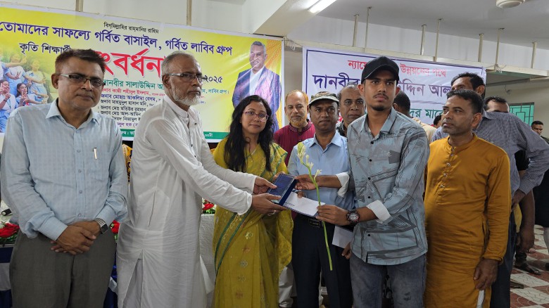 টাঙ্গাইলে কৃতি শিক্ষার্থীদের সংবর্ধনা ও অনুদান প্রদান