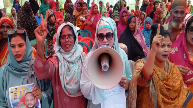 টাঙ্গাইল পৌরসভার এনায়েতপুর এলাকায় ভোটারদের সাথে ৩১ দফা নিয