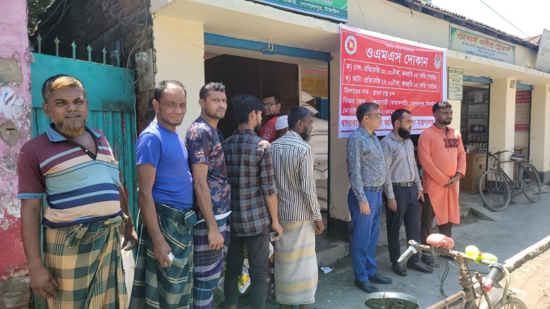 গোপালপুরে ওএমএসের আটা বিক্রির উদ্বোধন