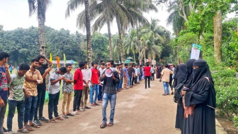 অনার্স ২য় বর্ষ পরীক্ষার ফরম পূরণ ফি বৃদ্ধি করায় সা’দত কলেজ