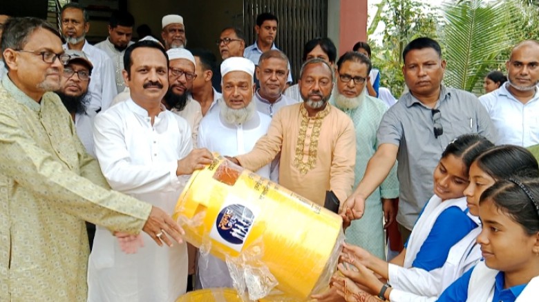 কালিহাতীতে সাম্যের পথের উদ্যোগে ডাস্টবিন বিতরণ