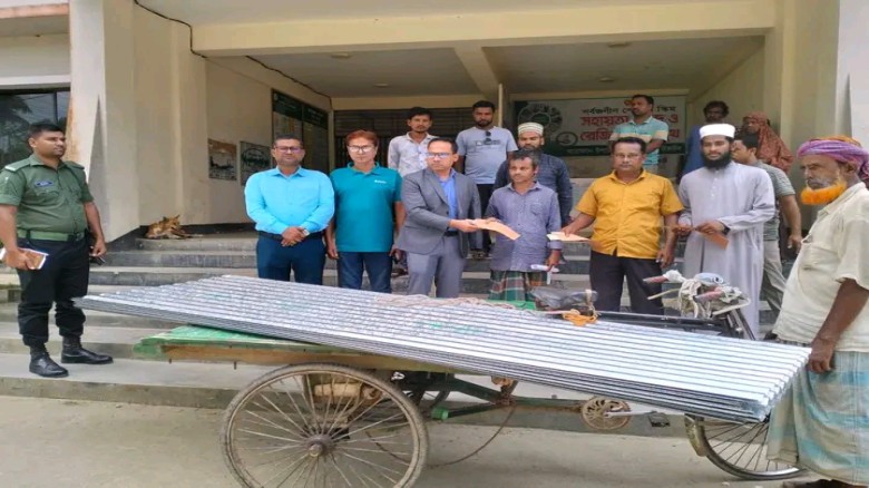 মধুপুরের অগ্নিকাণ্ডে ক্ষতিগ্রস্ত পরিবারকে ঢেউটিন ও গৃহ নির্ম