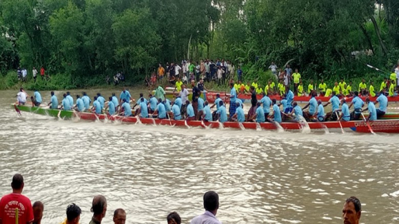 টাঙ্গাইলে এলেংজানী নদীতে ঐতিহ্যবাহী নৌকা বাইচ প্রতিযোগিতা
