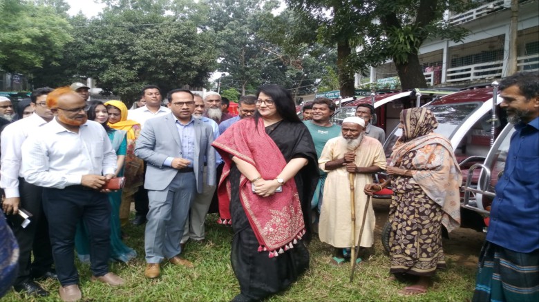 মধুপুরে ভিক্ষুক পুনর্বাসনের জন্য উপহার সামগ্রী বিতরণ করেন জে