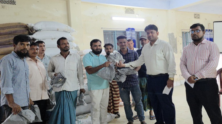 ২০০ কৃষক পেল বিনামূল্যে সার ও মাসকলাই