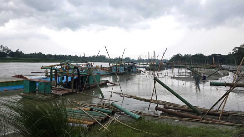 অদৃশ্য কারণে কর্তৃপক্ষ ও প্রশাসন নিরব দর্শক