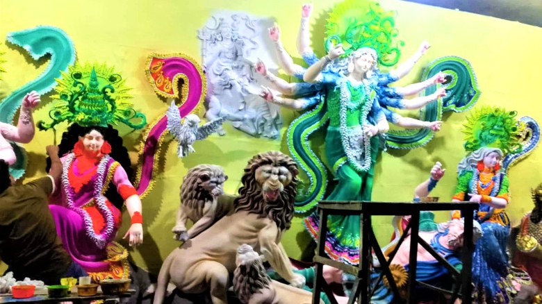 টাঙ্গাইলে ১২৪৪ মণ্ডপে দুর্গোৎসবের আয়োজন রঙ-তুলির আঁচরে সজ্জ