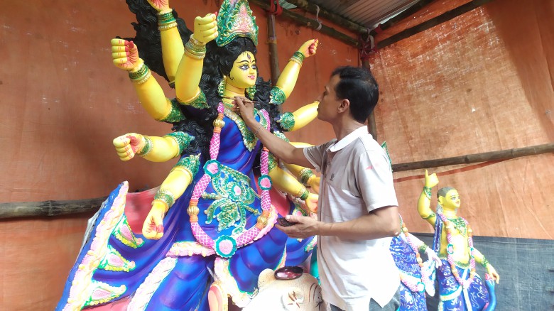 মধুপুরে  ব্যস্ত সময় পার করছেন প্রতিমা তৈরির কারিগররা