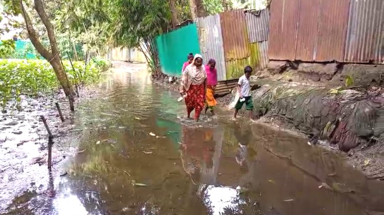 রাস্তায় হাটু পানি, ভোগান্তিতে দুুই গ্রামের হাজারো মানুষ