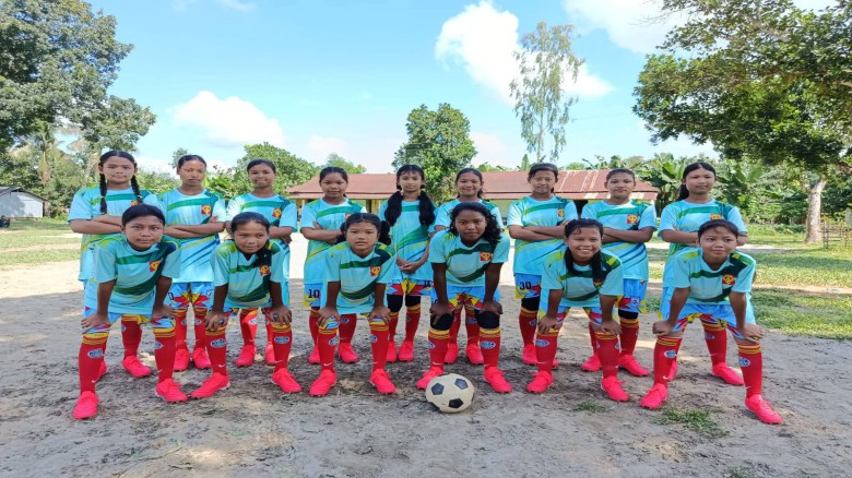 মধুপুরের গারো কিশোরী ফুটবল দল ওদের চোখে মুখে স্বপ্নে বিভোর এ