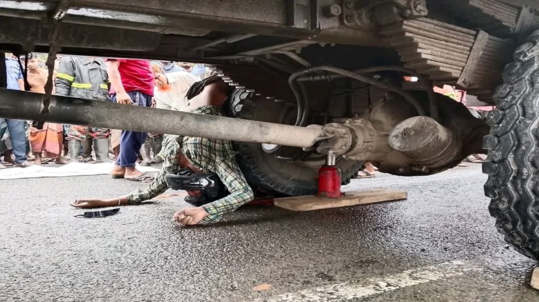 মধুপুরে মর্মান্তিক দুর্ঘটনায় ট্রাকের ধাক্কায় নিহত ১, আহত ১