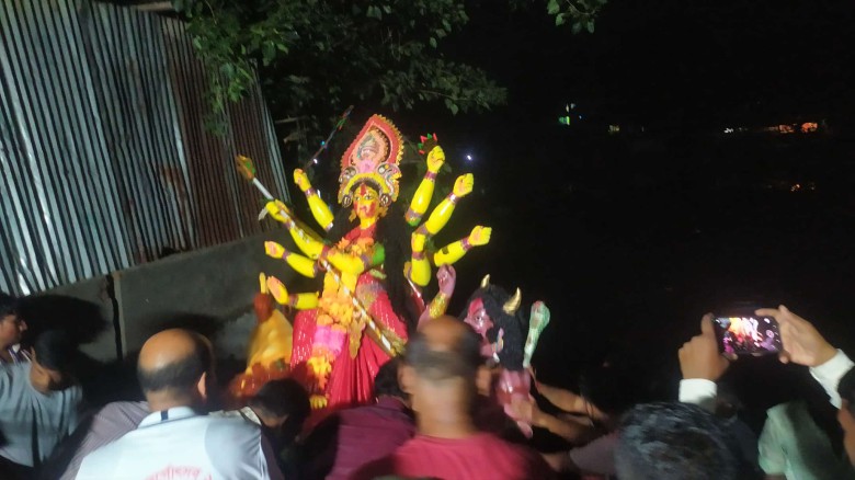 টাঙ্গাইলে প্রতিমা বিসর্জনের মধ্য শেষ হলো শারদীয় দুর্গাপূজা
