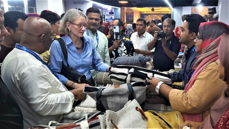 যুক্তরাষ্ট্রের ৯ নারী পরিদর্শনের পর টাঙ্গাইলের পণ্য প্রদর্শণ