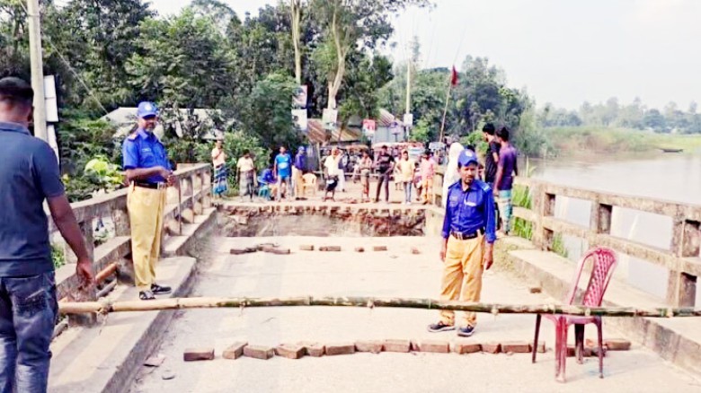 টাঙ্গাইলে চারাবাড়ী ব্রীজের অ্যাপ্রোচ ধ্বসে যোগাযোগ বিচ্ছিন্ন