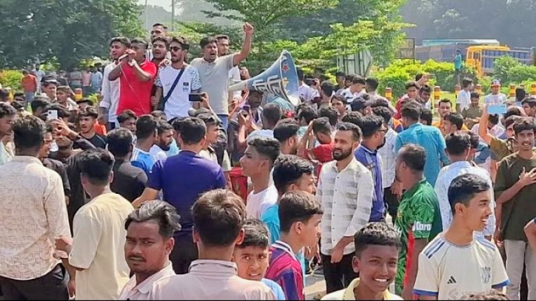 টাঙ্গাইল জেলাকে ঢাকা বিভাগে রাখার দাবিতে মহাসড়ক অবরোধ