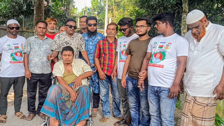 টাঙ্গাইলের ঘারিন্দায় টুকুর পক্ষে চলাচলে অক্ষম দুজন প্রতিবন্