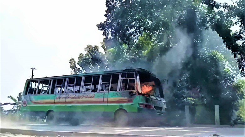 টাঙ্গাইলে সড়ক দুর্ঘটনায় নিহতের ঘটনায় গাড়িতে অগ্নিসংযোগ