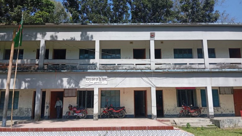 চার শিক্ষকের এক শিক্ষার্থী প্রথম ব্যাচের সবাই ফেল