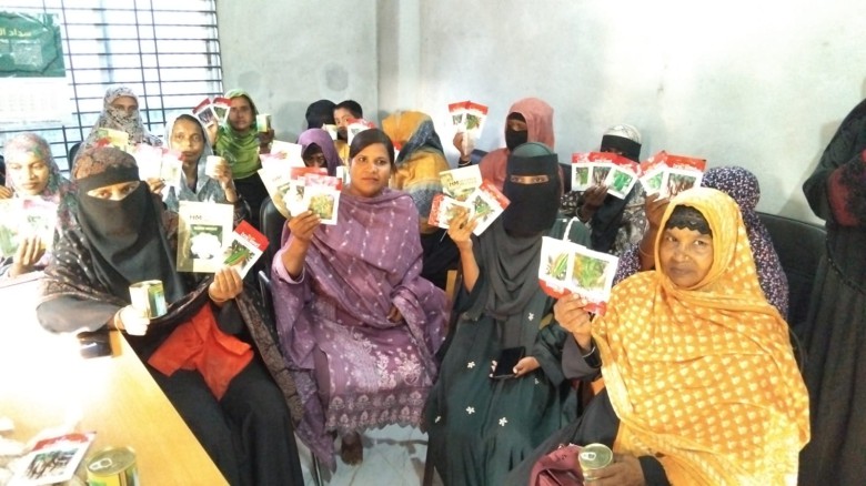 কস্তিরপাড়া ব্র্যাকের উদ্যোগে নারী কৃষকদের মাঝে সবজি বীজ বিতর