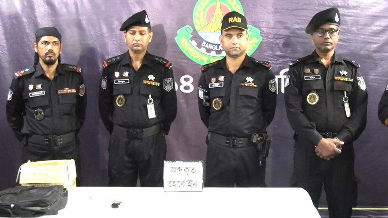 পেয়ারার বস্তায় লুকিয়ে রাখা ৪৬ লাখ টাকার হেরোইনসহ কারবারি  গ্