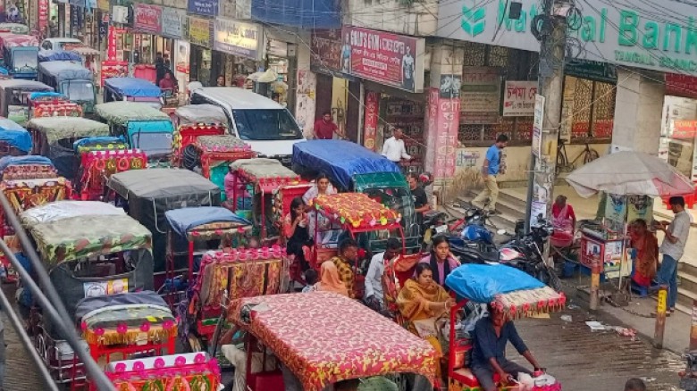পৌর সড়কে ব্যাটারিচালিত রিকশায় সয়লাব, স্থবির নাগরিক জীবন