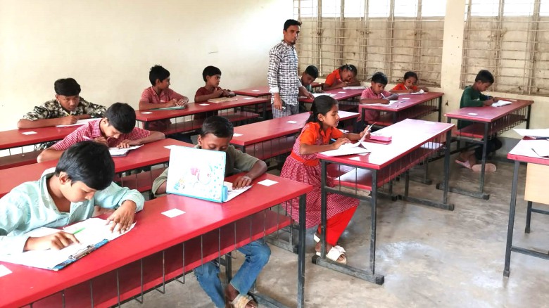 সখীপুরে সহকারী শিক্ষকেরা কর্মবিরতিতে, অভিভাবকেরা নিচ্ছেন বার