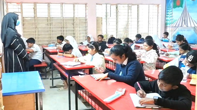 শিক্ষকরা কর্মবিরতিতে, পরীক্ষকের দায়িত্বে অভিভাবক ও শিক্ষার্থ