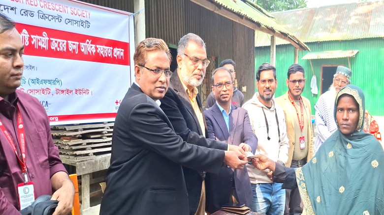 গর্ভবতী ও দুগ্ধদানকারী নারীদের আর্থিক সহযোগিতা দিল রেড ক্রিস