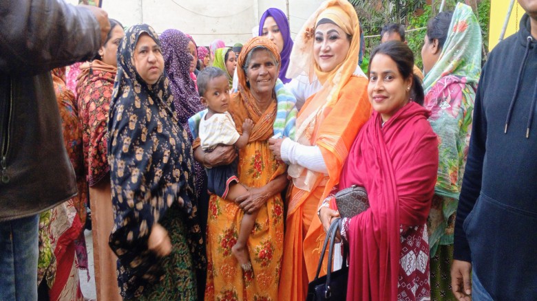 টাঙ্গাইলে  শীতার্ত  মানুষের মাঝে বিনামূল্যে শীতবস্ত্র বিতরণ